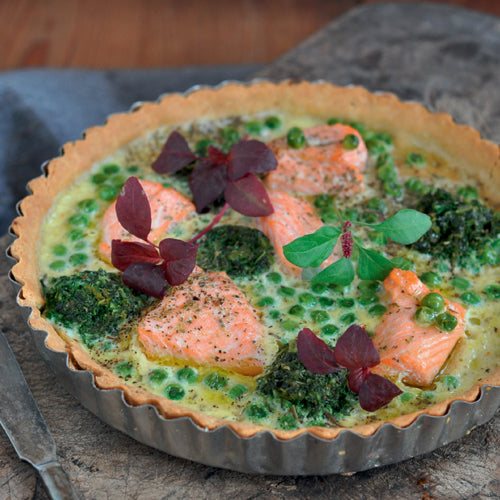 Ørredtærte med grønkål og ærter