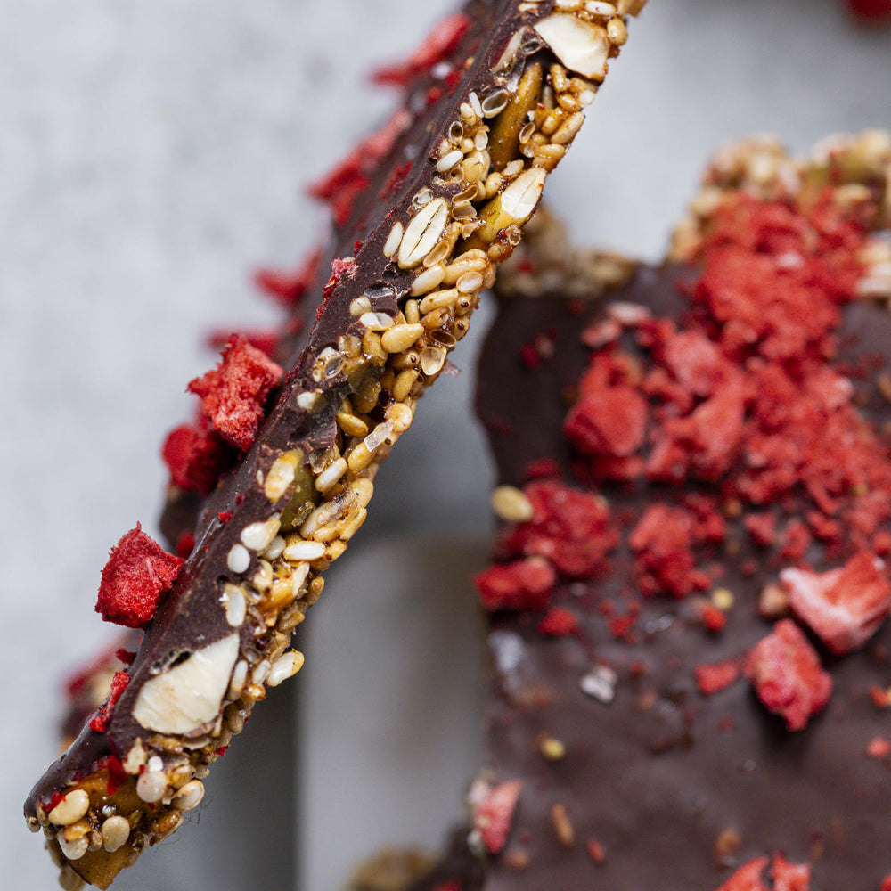 Hjemmebagt knækbrød med kerner, chokolade og topping