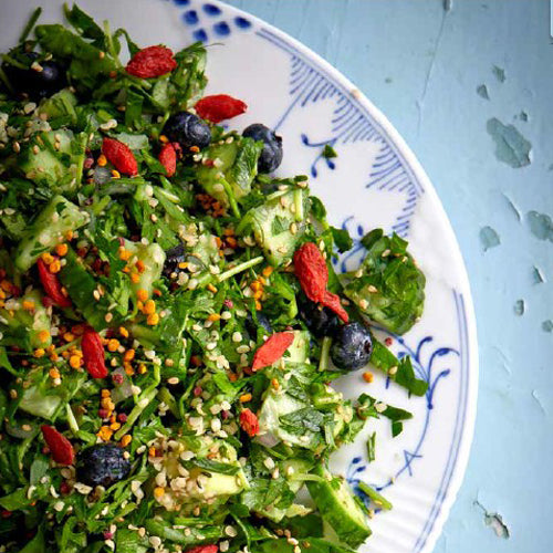 Grøn superfood salat med avocado, blåbær og spirer i skål