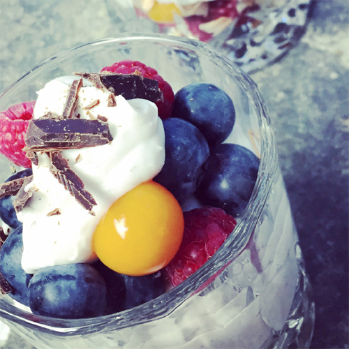 Trifli med bær og kokoscreme