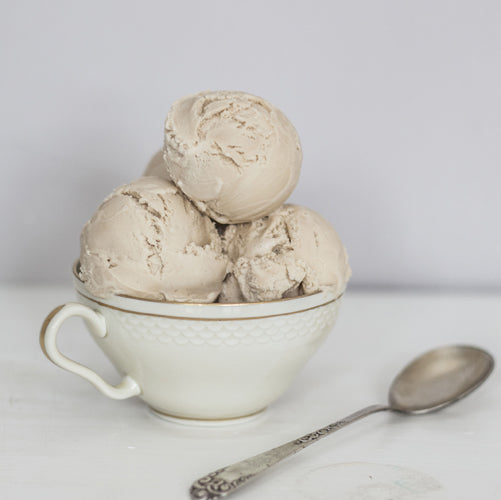 Maple Pecan N'ice Cream med pekannødder i skål