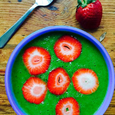 Green smoothie bowl med spinat, avocado og friske bær i skål