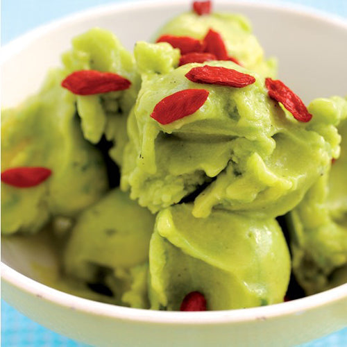 Matcha is med frossen ananas i glas med gojibær