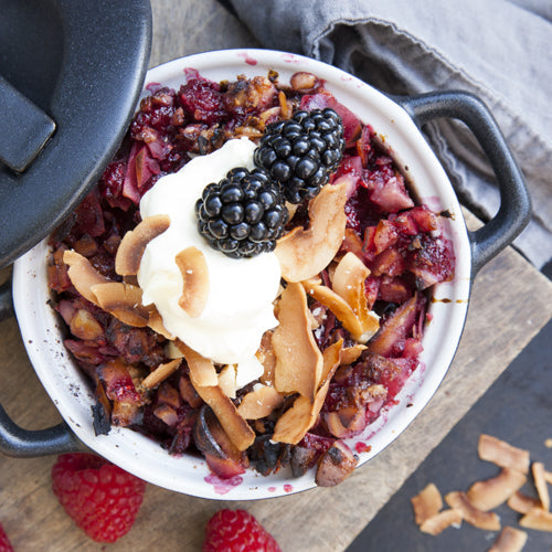 Bagte hindbær med kokos og macademianødder i portionsbowls