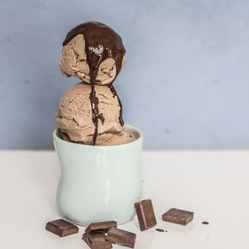 Chokolade mousse iscreme med kakaonibs i skål
