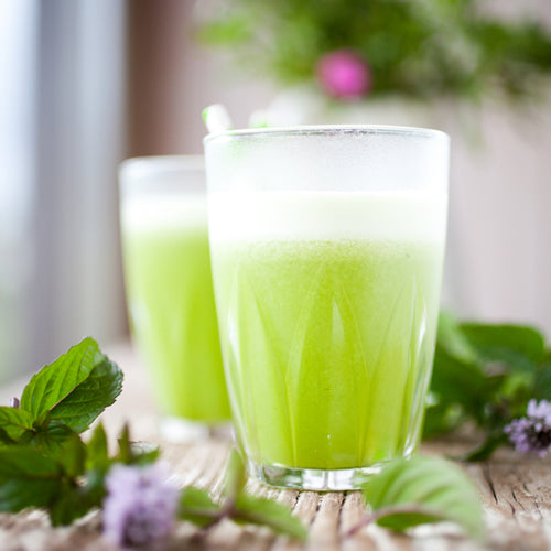 Frisk grøn sommerjuice med agurk og citrus i glas
