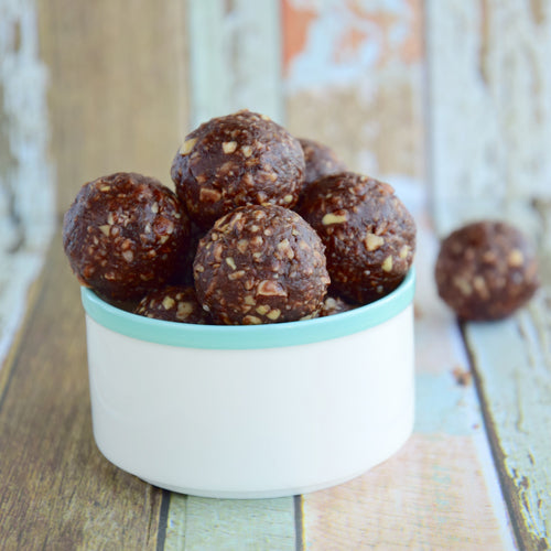 Raw energy bites med kakao, dadler og nødder
