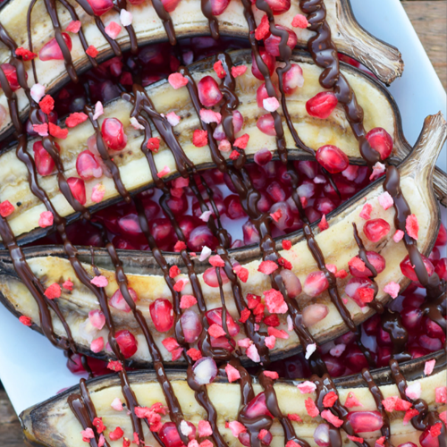 Grillet banan med granatæble og chokolade