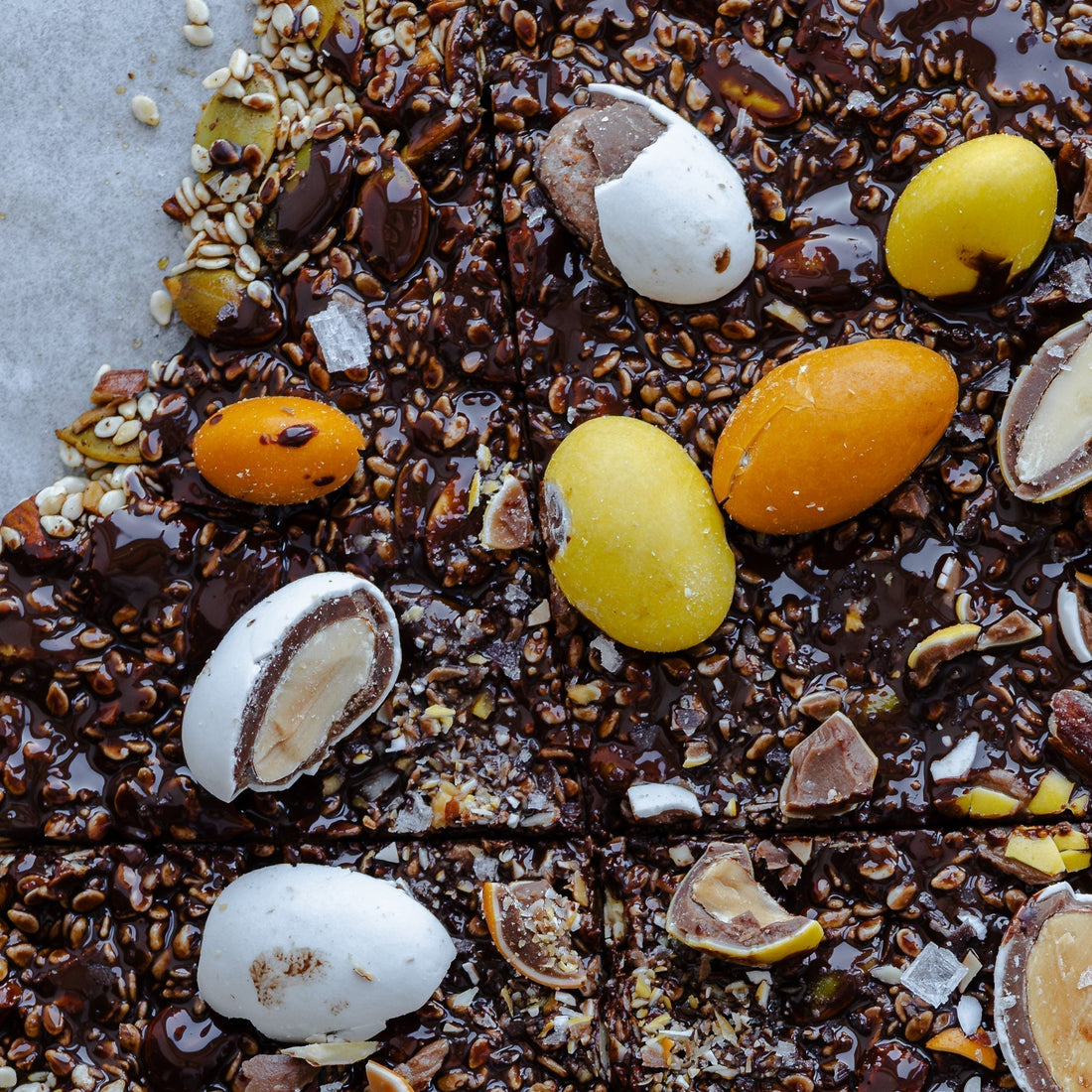 Påskesnack med kerner og chokolade