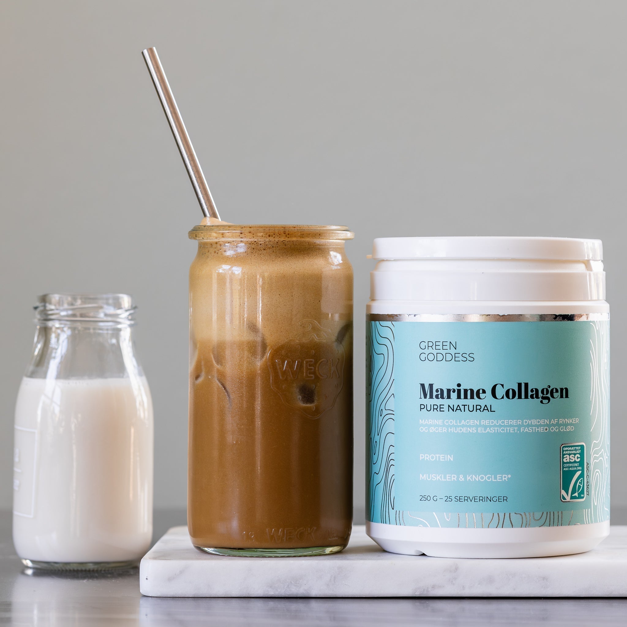 Iced latte med collagen og skummende kaffecreme