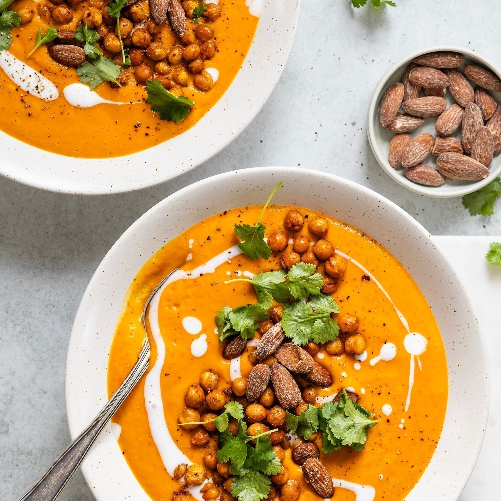 Bagt grøntssagssuppe med ristede kikærter