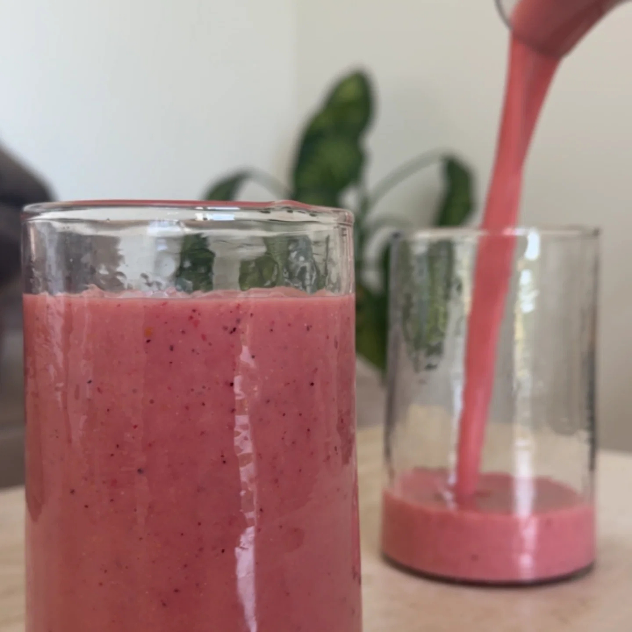 Tina Lykkegaards glow smoothie med collagen, avocado og bær