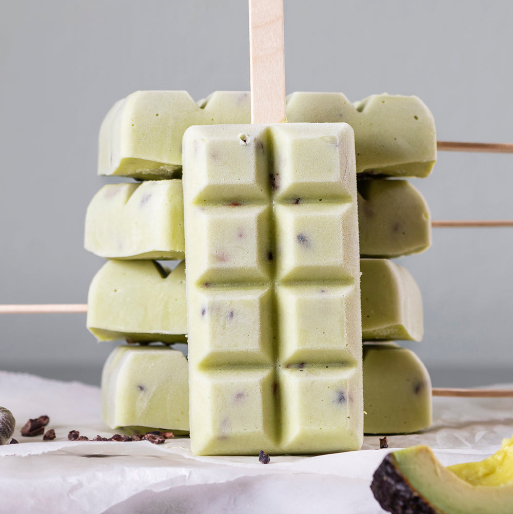Avocado ispinde med kakaonibs og lime på is