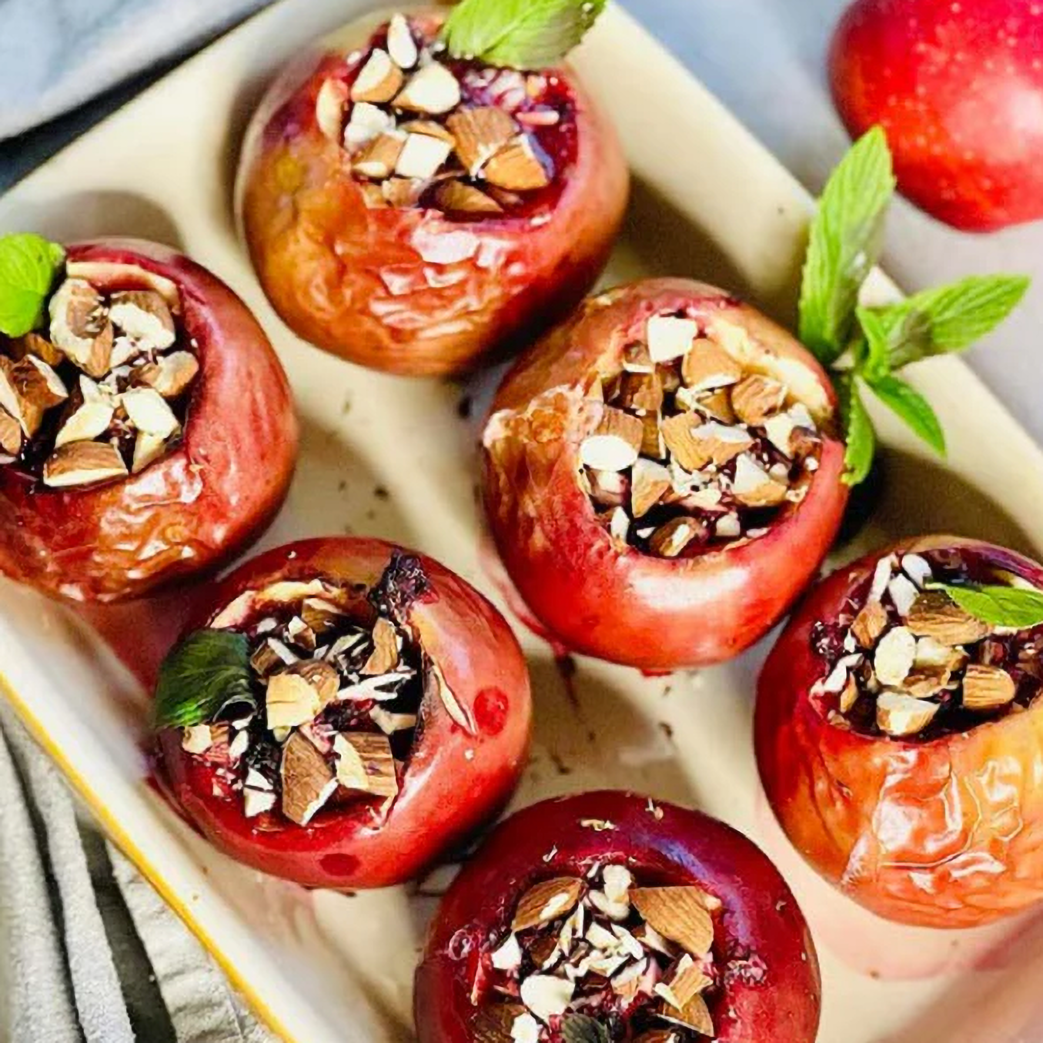 Bagte æbler med mandler