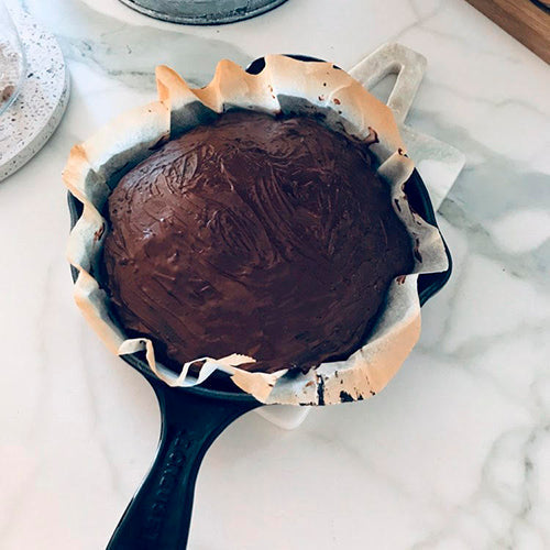 Cashew blondies med mørk chokolade skåret i firkanter