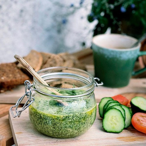 Hjemmelavet brændenældepesto med dild i syltetøjsglas