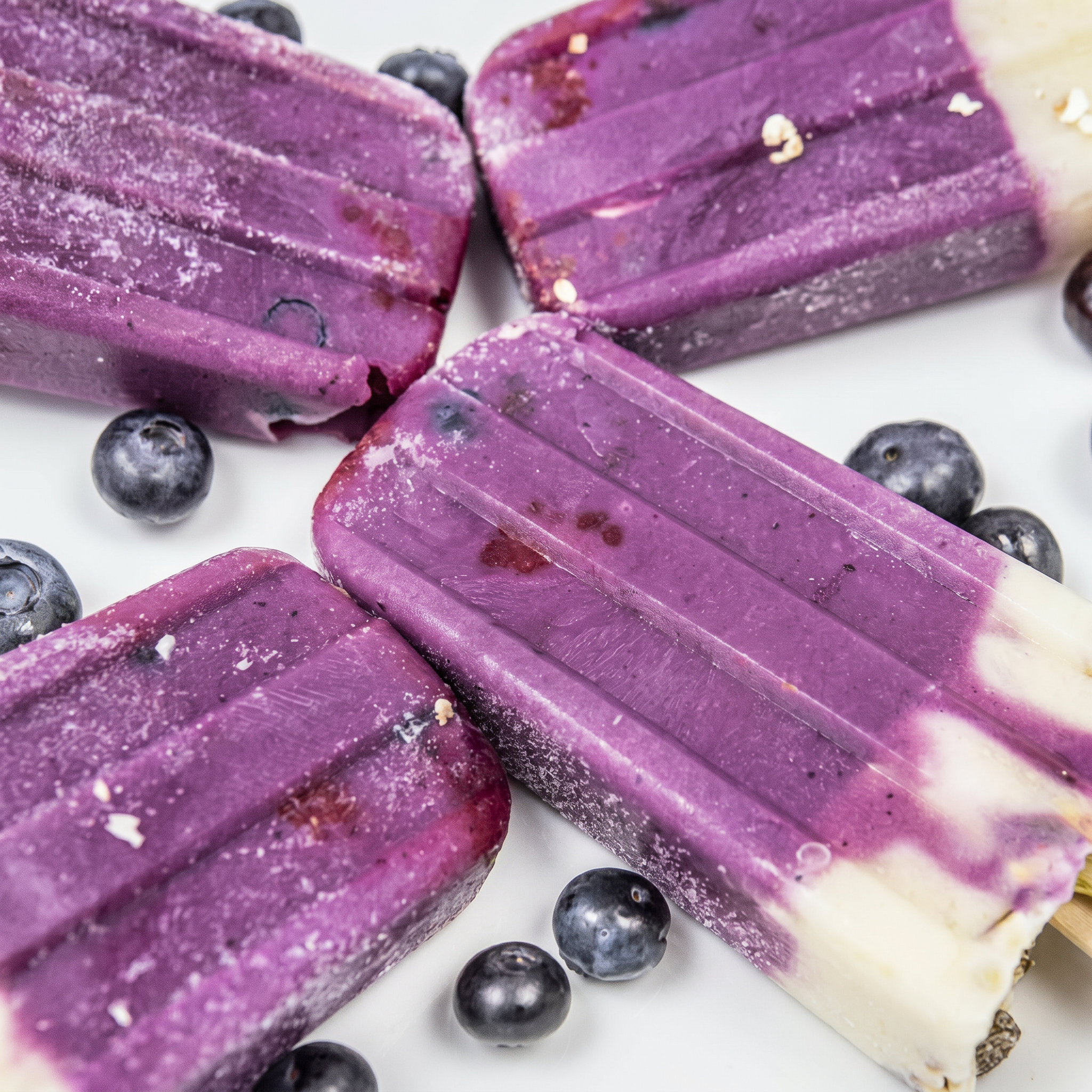 Breakfast pops: Yoghurt ispinde med bær og müsli