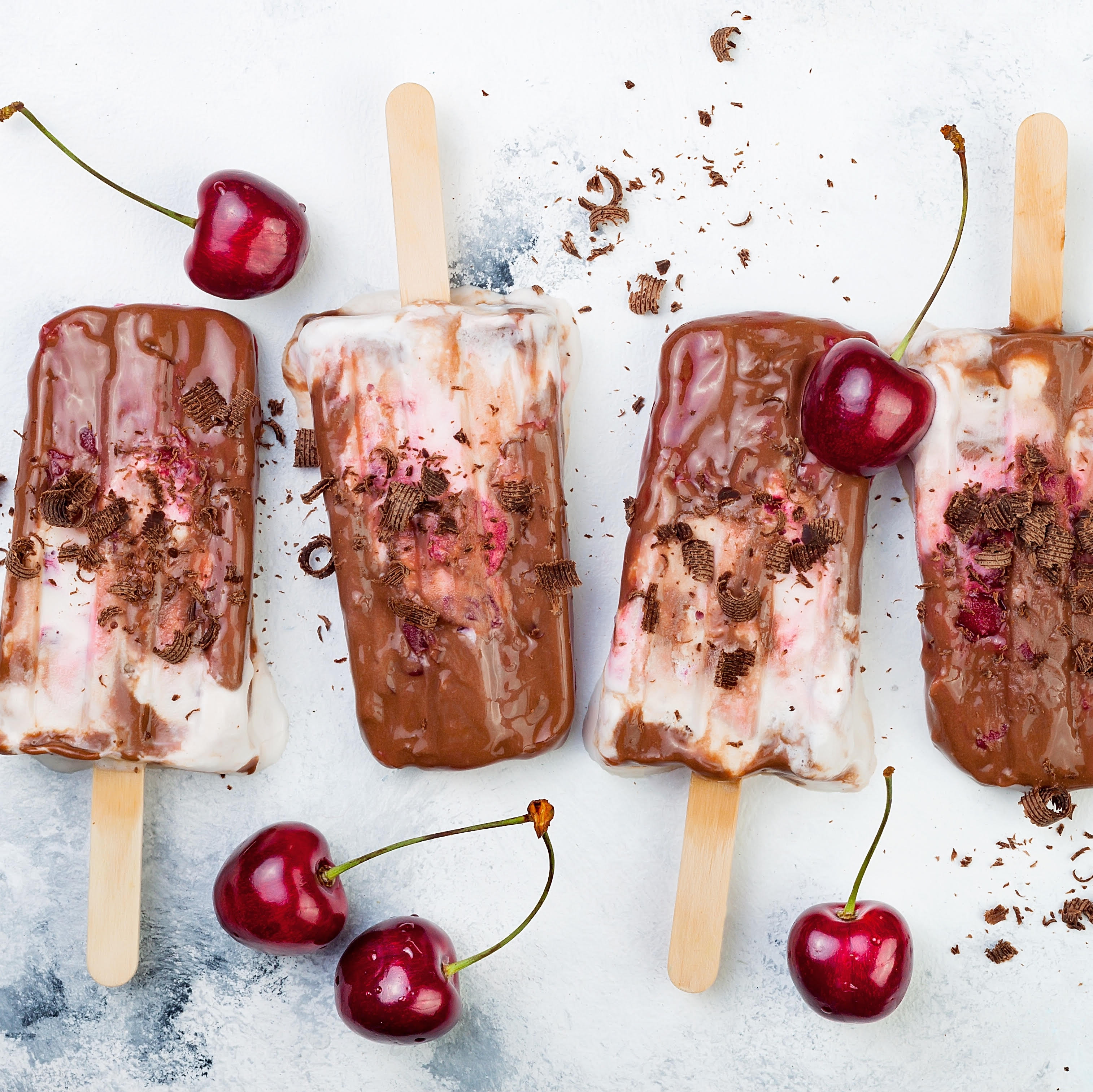 Cacao/vaniljeis med kirsebær