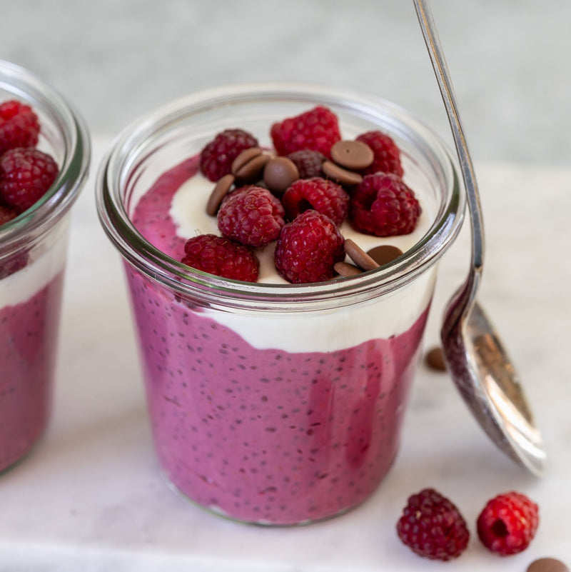 Chiagrød med protein og friske bær i glas