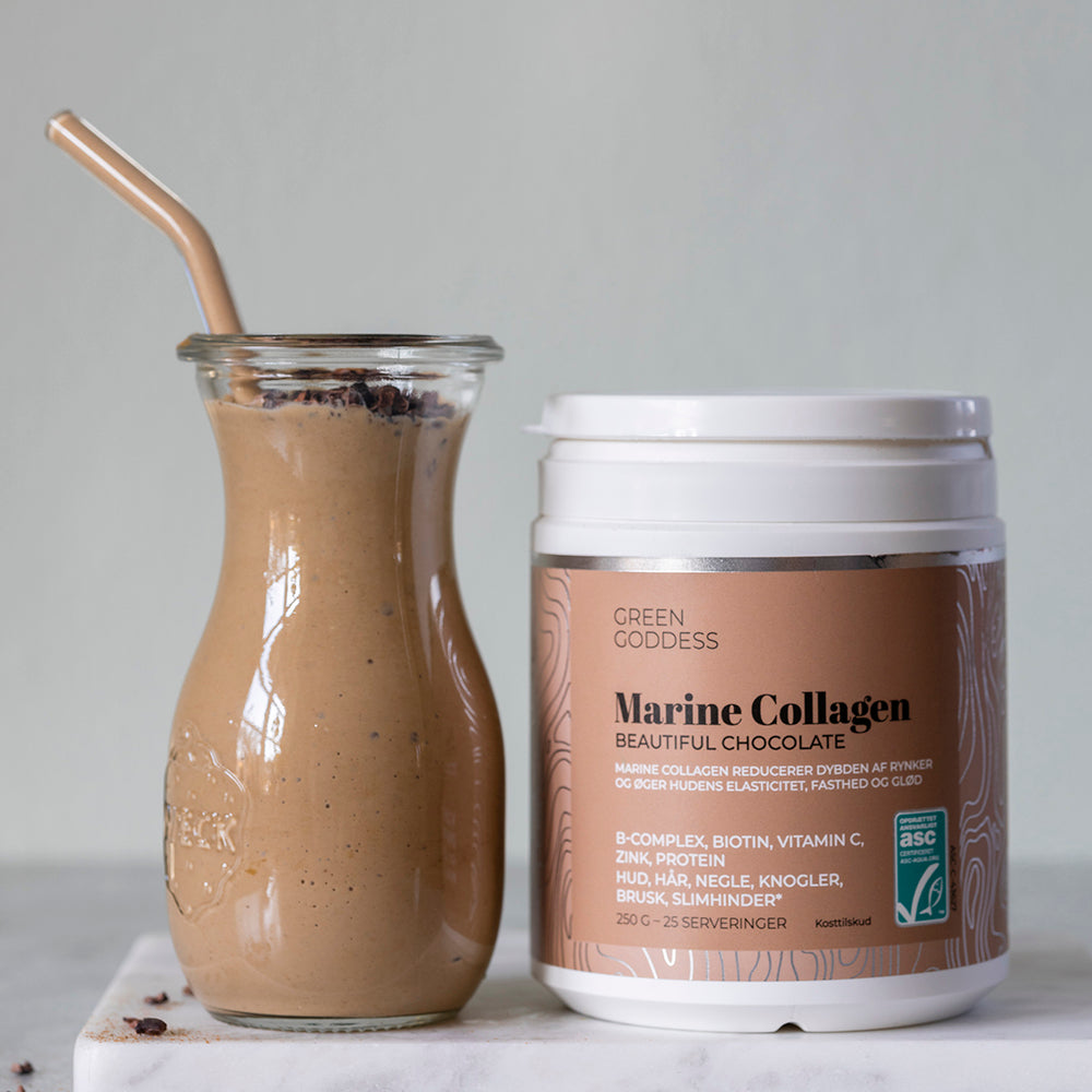Beautiful Choco Smoothie med banan, avocado og kakaonibs i glas