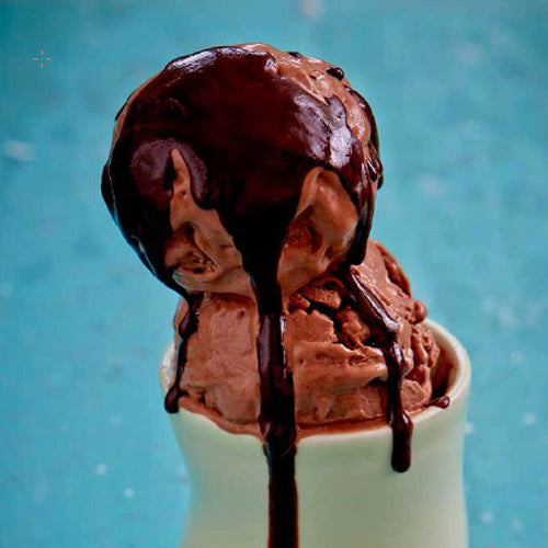 Protein chokoladeis med chokosauce