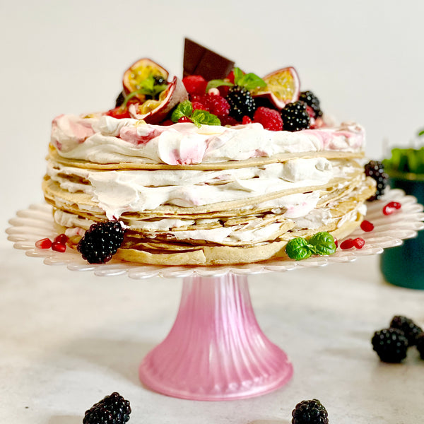 Pandekage kage med hvid chokolade-mousse og hindbær