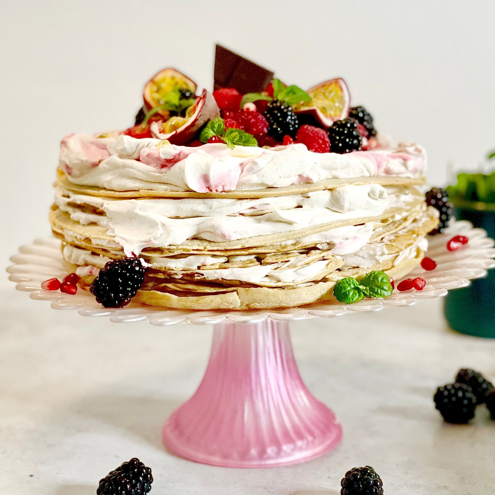 Pandekage drøm med hvid chokolade-mousse og hindbær