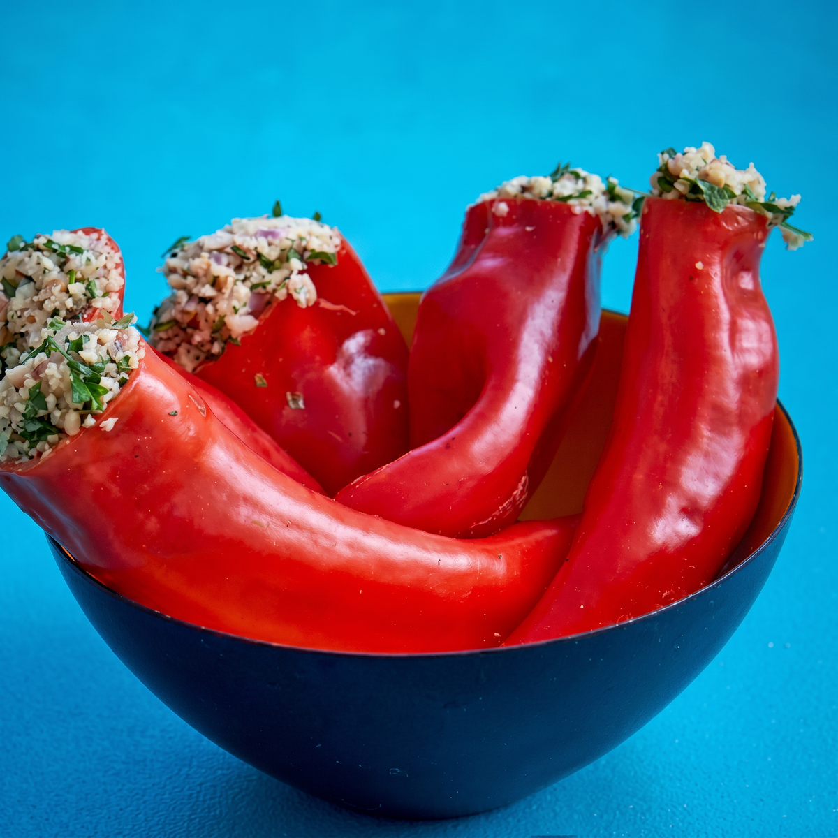 Fyldte snackpebre med mandler og persille
