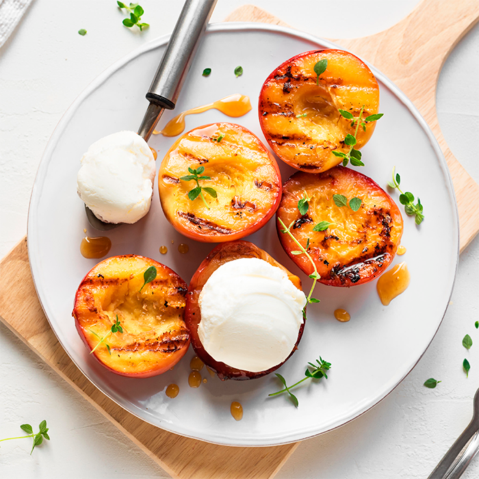 Grillet fersken med N'ice Cream