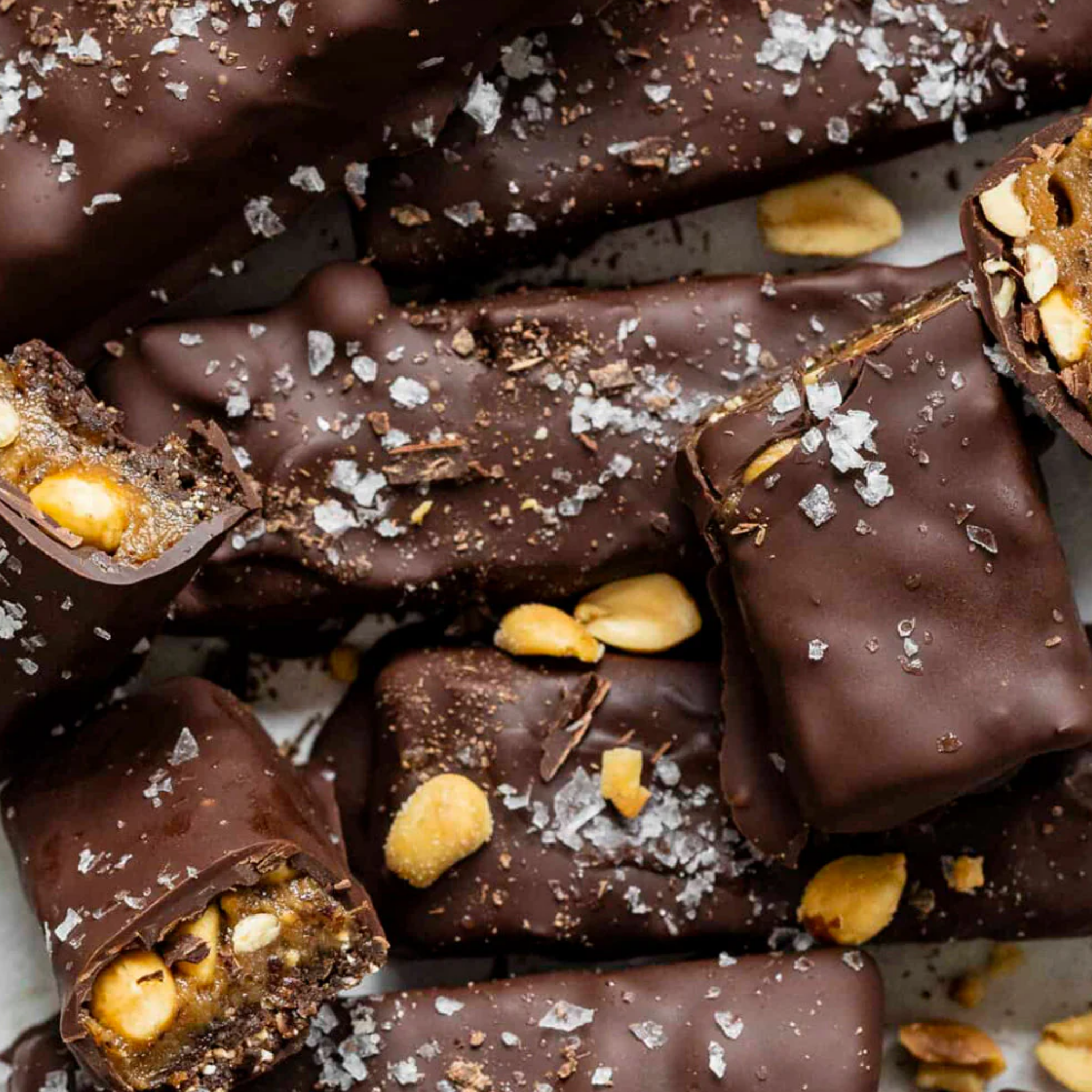 hjemmelavede snickers med dadler og peanutbutter