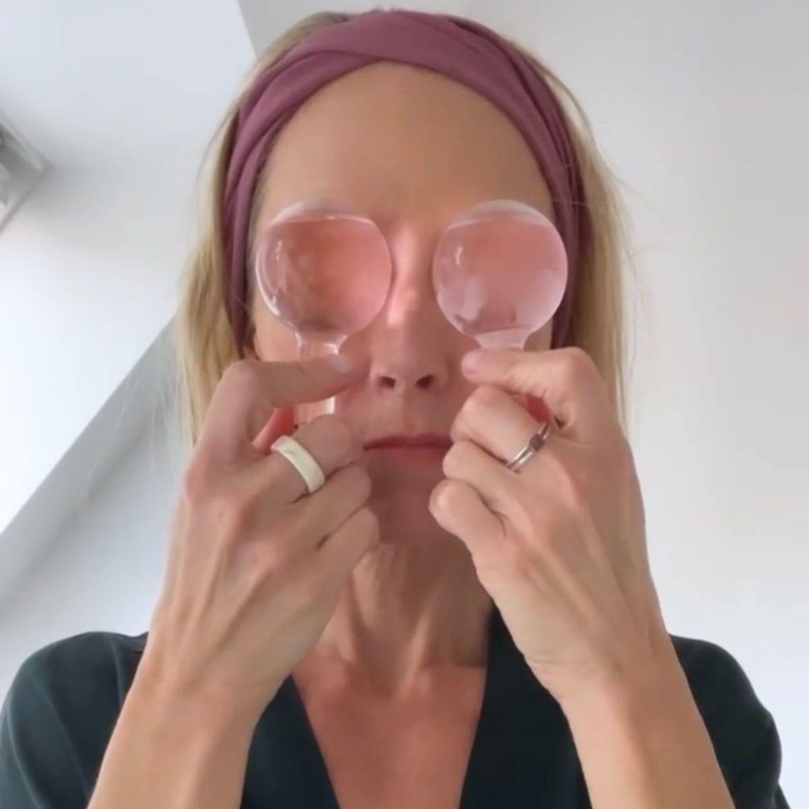 Ice globes for fastere og mere spændstig hud