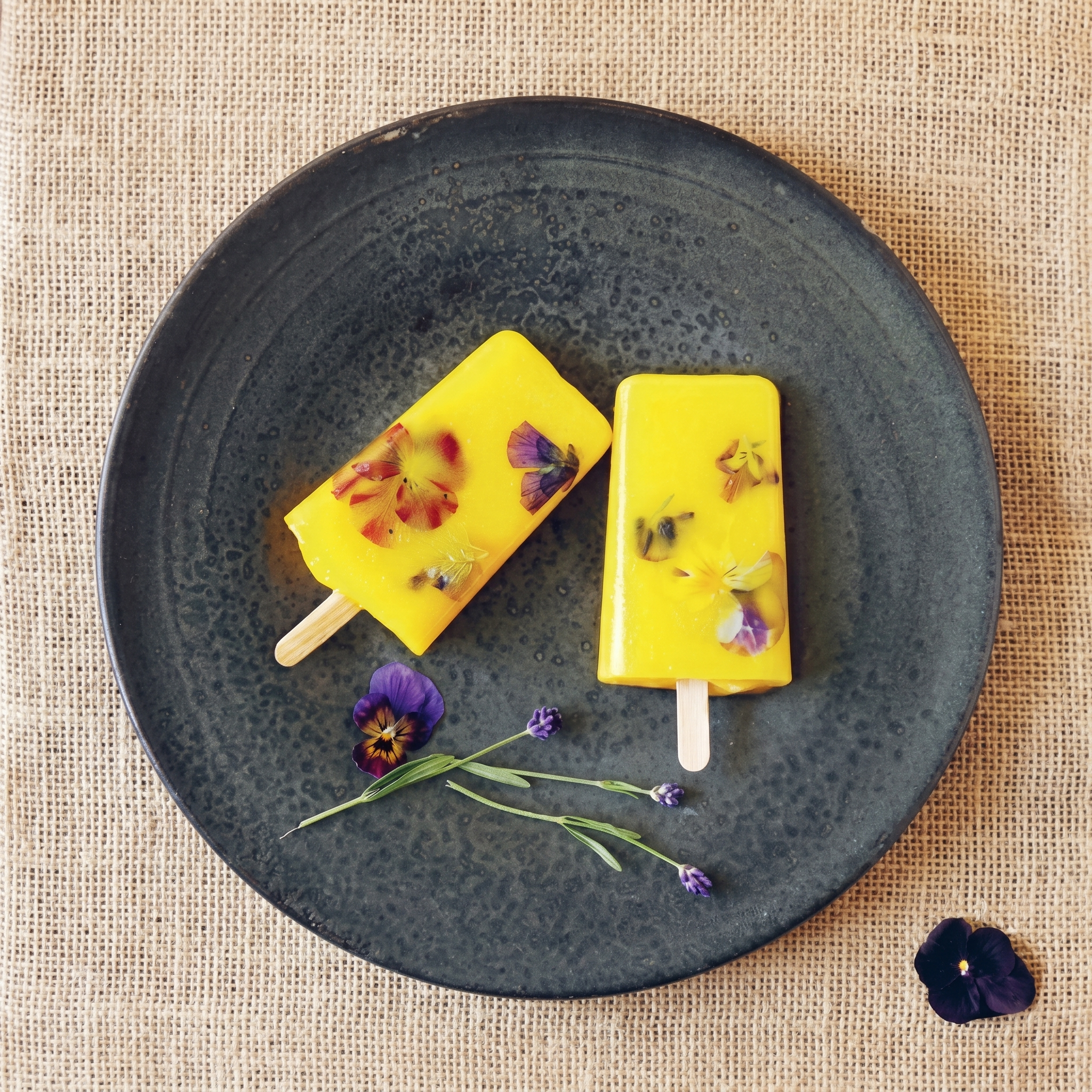 Ispinde med sommerblomster