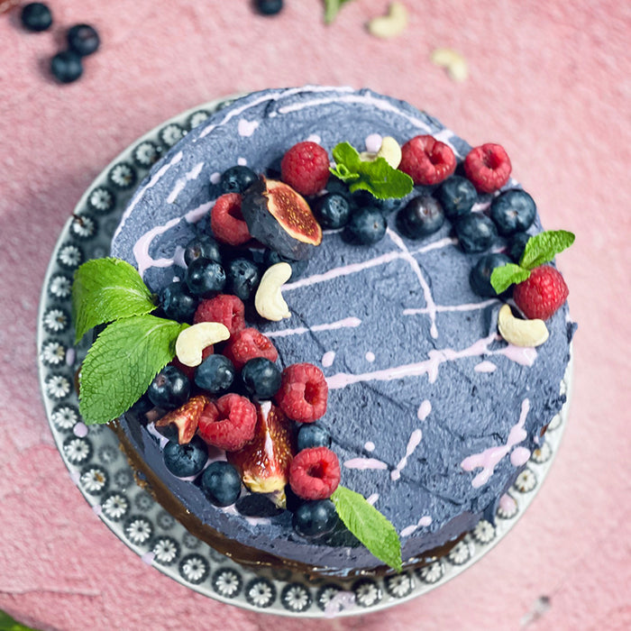 Blueberry Caramel tærte med blåbærmousse og karamellag skåret i stykker