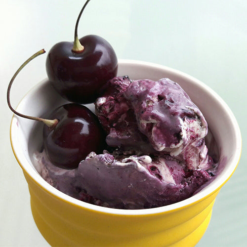 Kirsebær N'ice Cream med lakridspulver i skål
