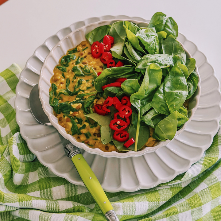 Linsegryde med grøn karry, spinat og planteprotein
