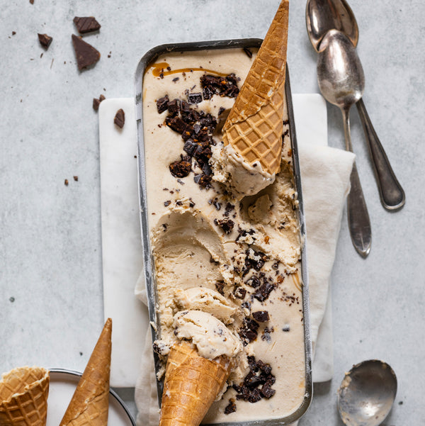 Vegansk is med banan,karamel og chokolade