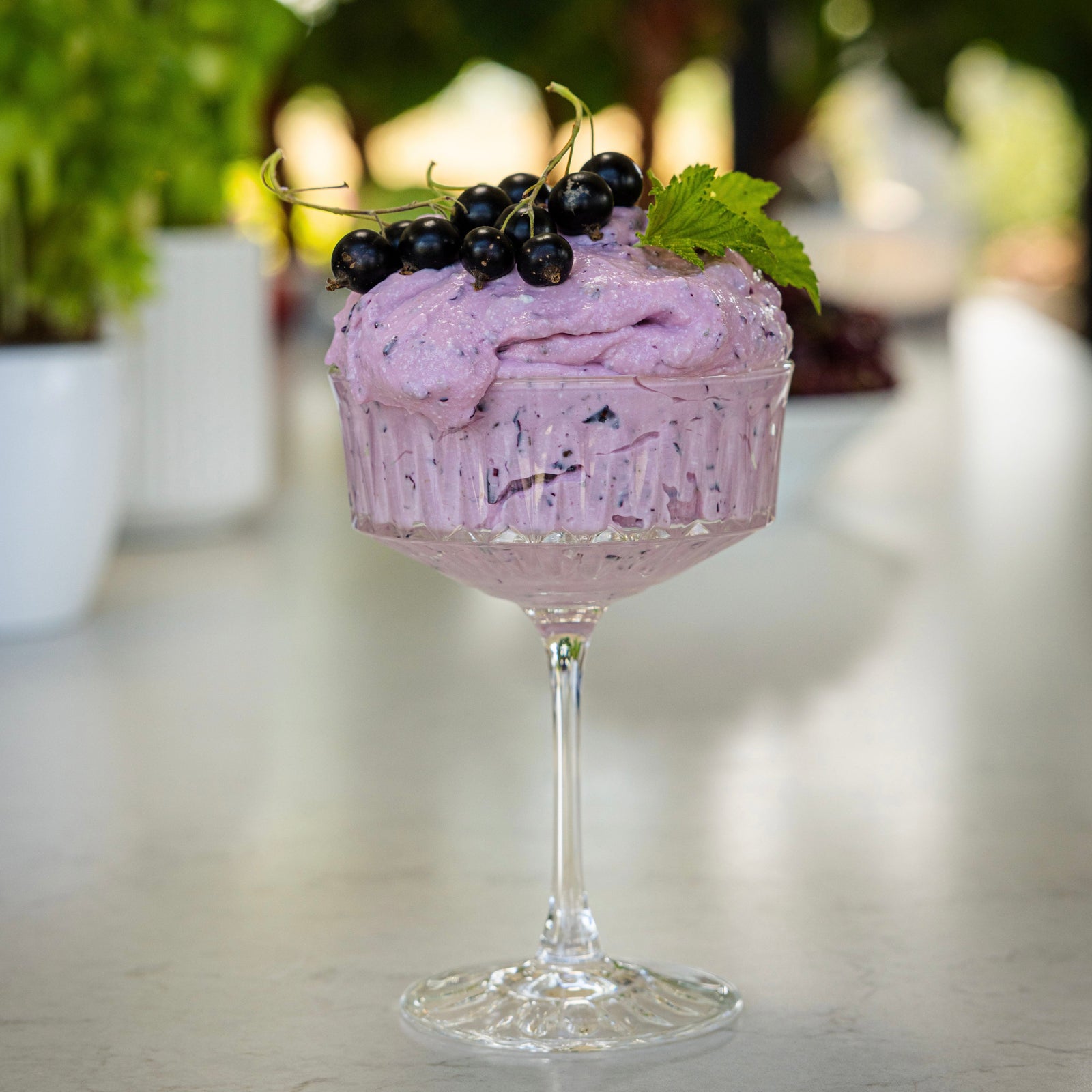 Proteinmousse med solbær