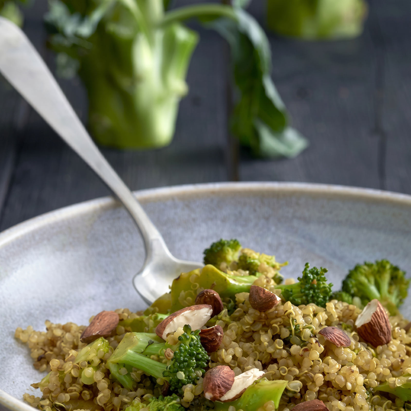 Quinoa salat med broccoli og mandler
