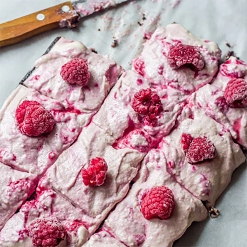 Raw brownie med hvid chokolade-hindbær frosting