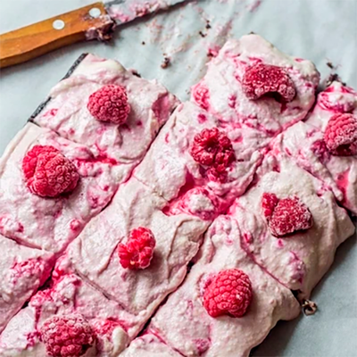 Raw brownie med hvid chokolade-hindbær frosting