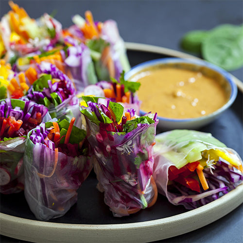 Rispapir wraps med peanutbutter dip