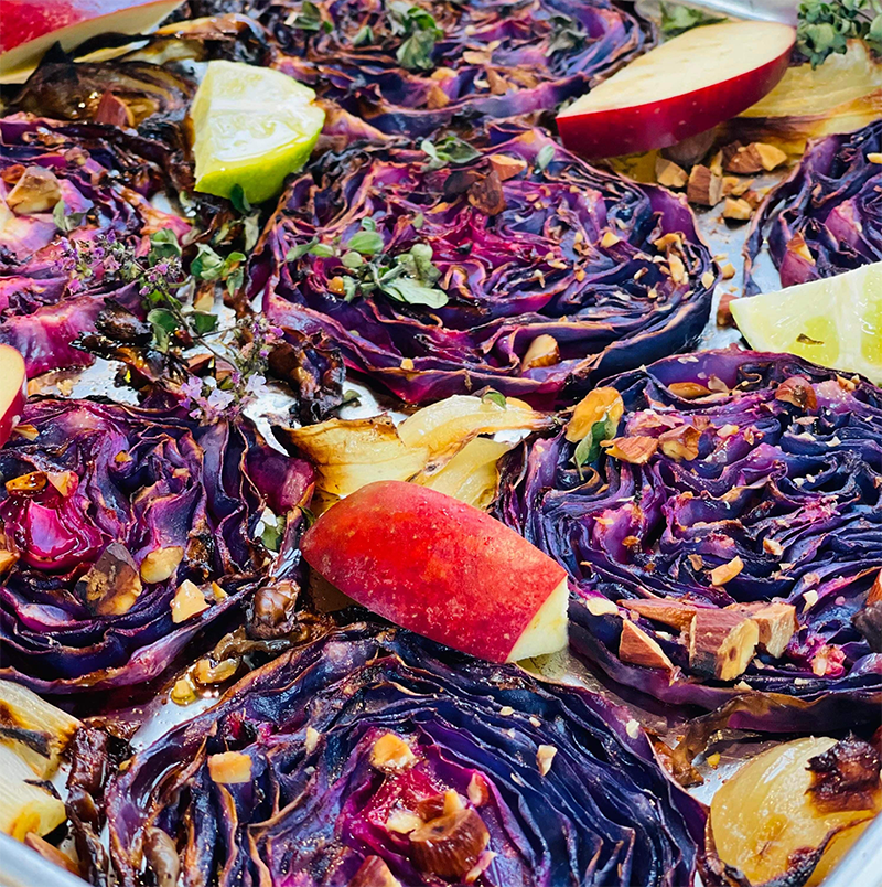 Bagt rødkål med mandler og urter