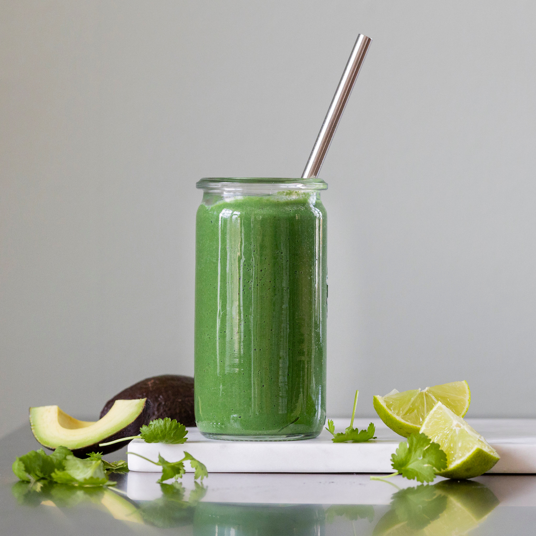 Spirulina smoothie med spinat, banan og avocado