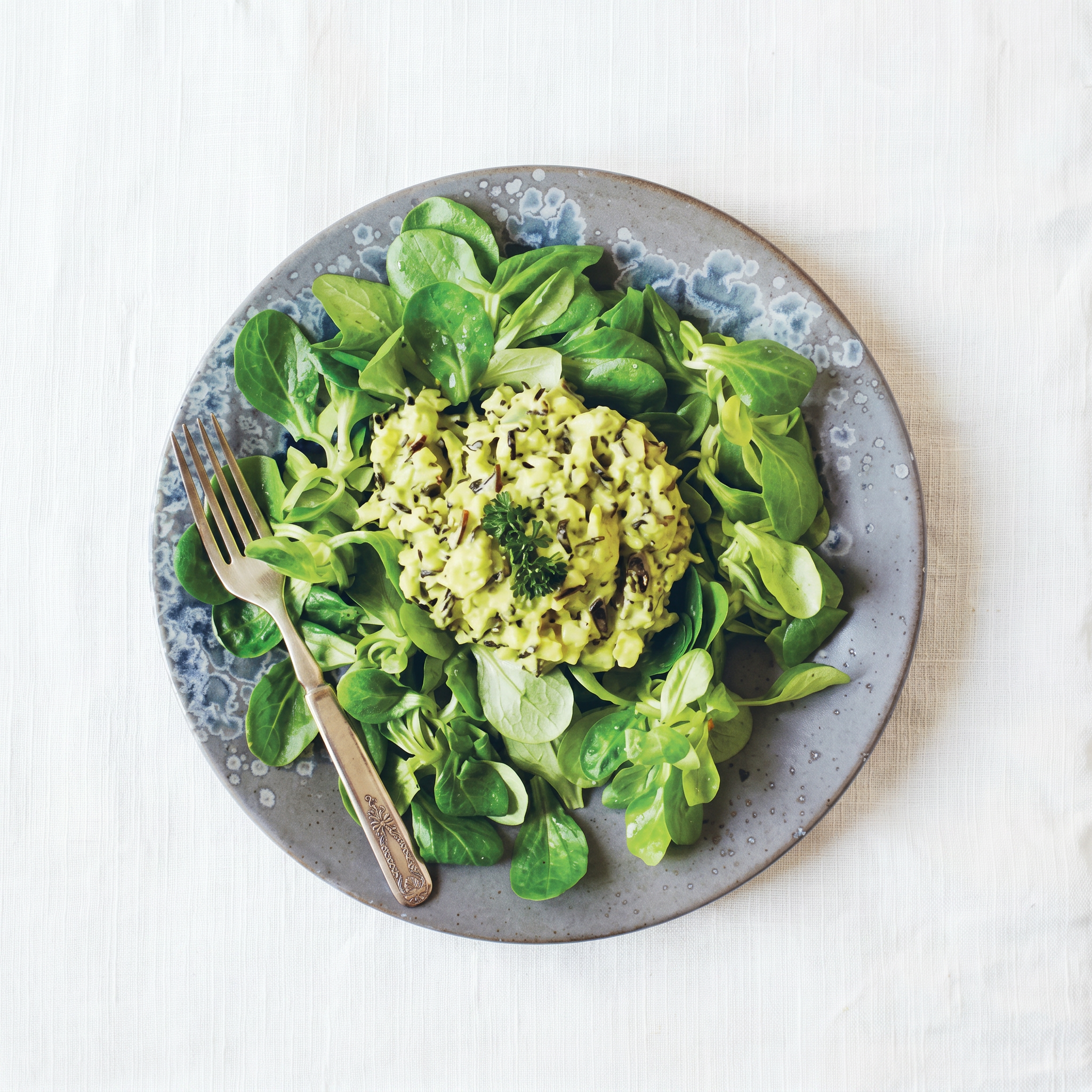 Vilde ris med karrydressing og avocado på grøn salat