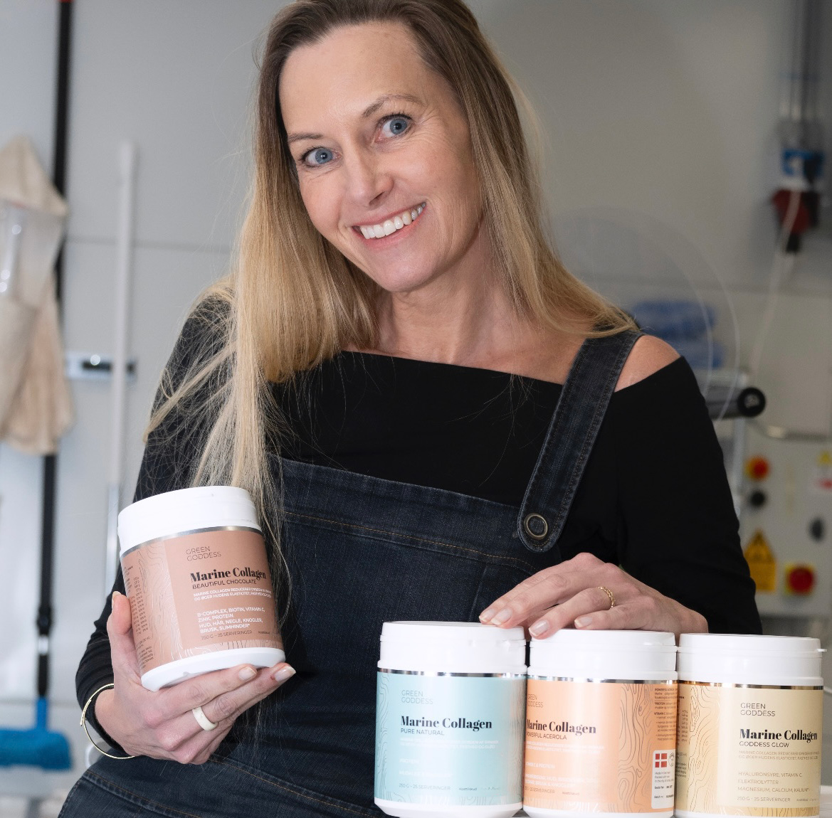 Carolina Cia Bruun med alle fire varianter af Marine Collagen fra Green Goddess
