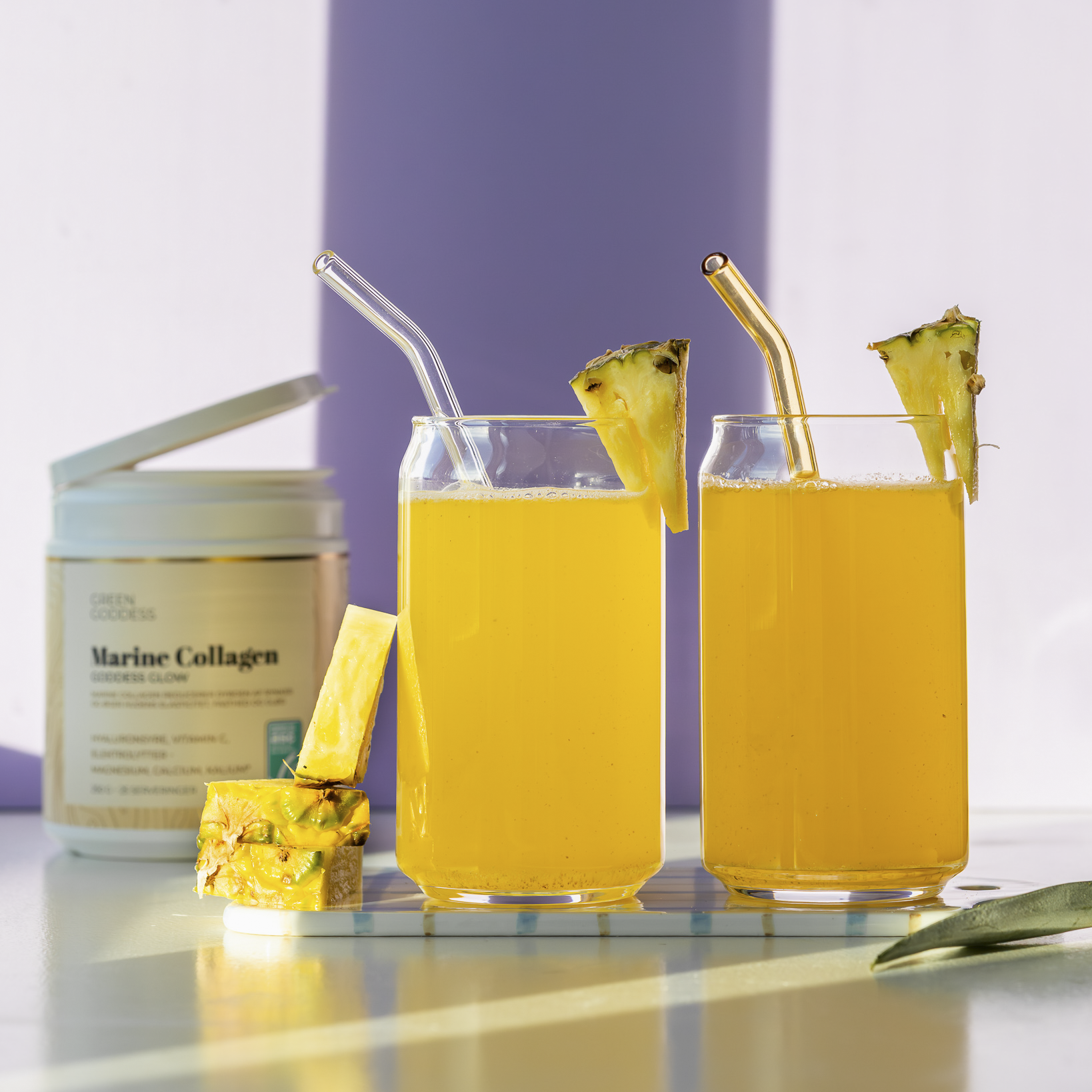 Green Goddess Marine Collagen hældt op i to glas.