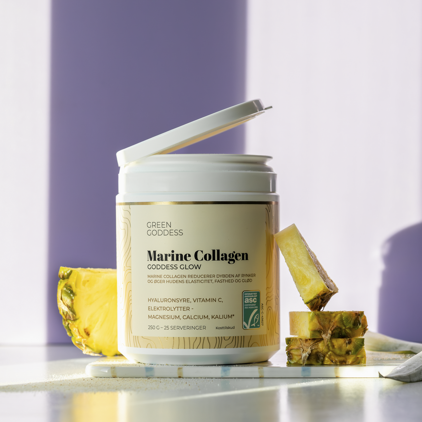 Goddess Glow Marine Collagen med smag af ananas. Rig på hyaluronsyre. Indeholder desuden B vitamin og C vitamin.