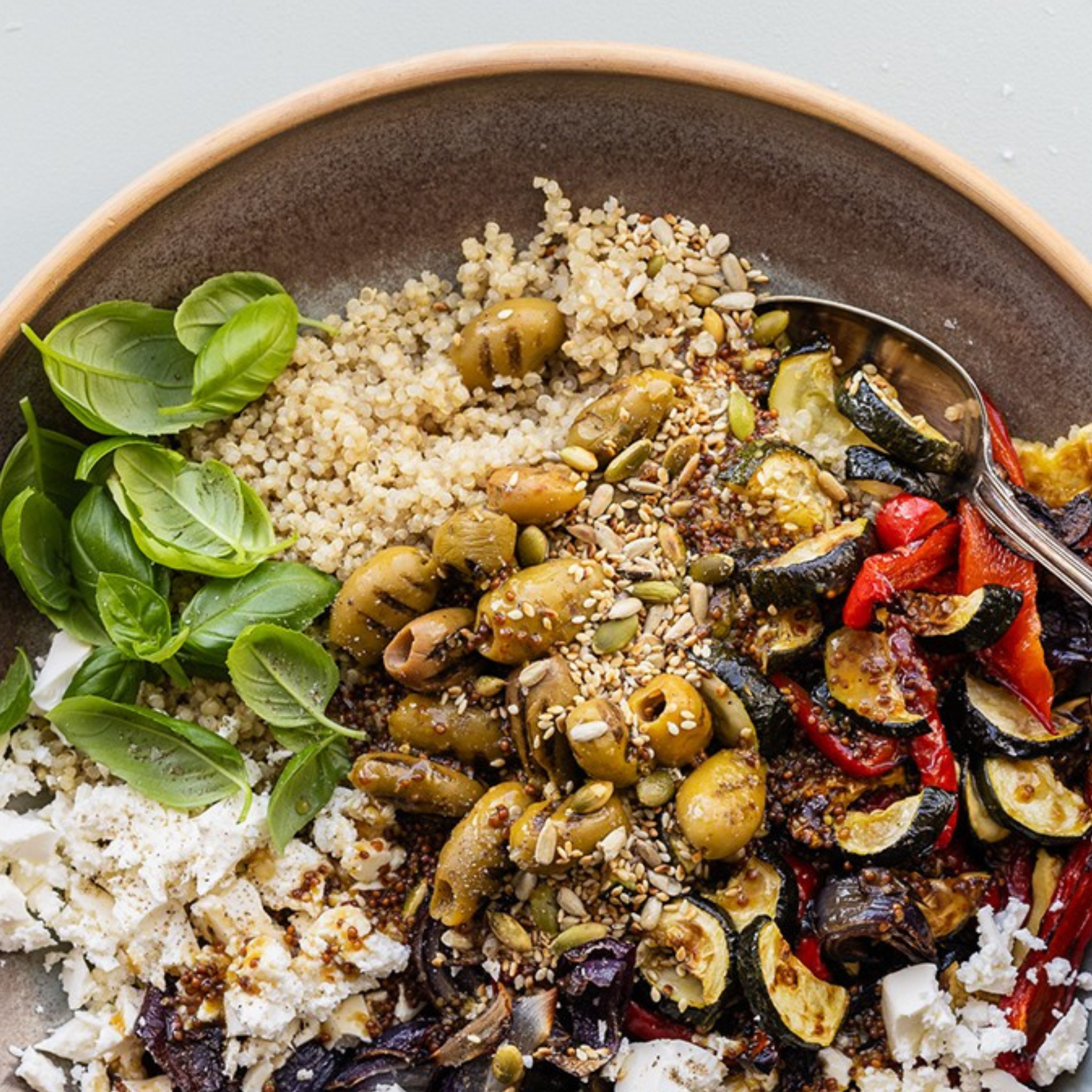 Quinoa-salat med bagt grønt