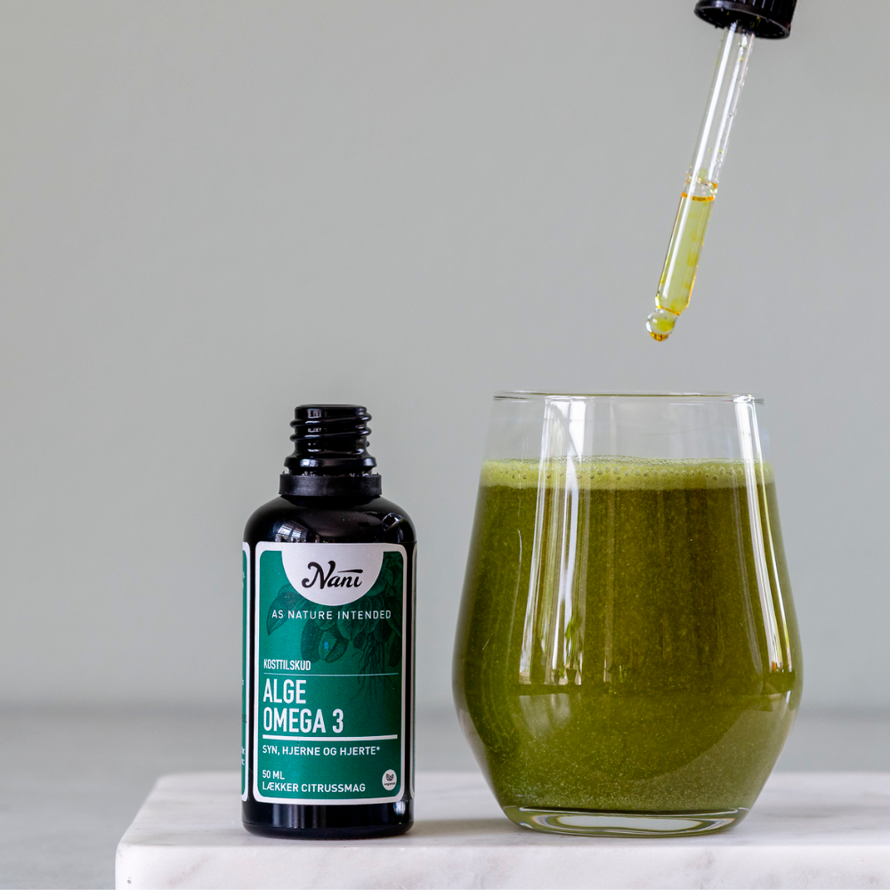 Sampak med Green Goddess Power Instant Juice og Nani Alge Omega 3 blandet i glas