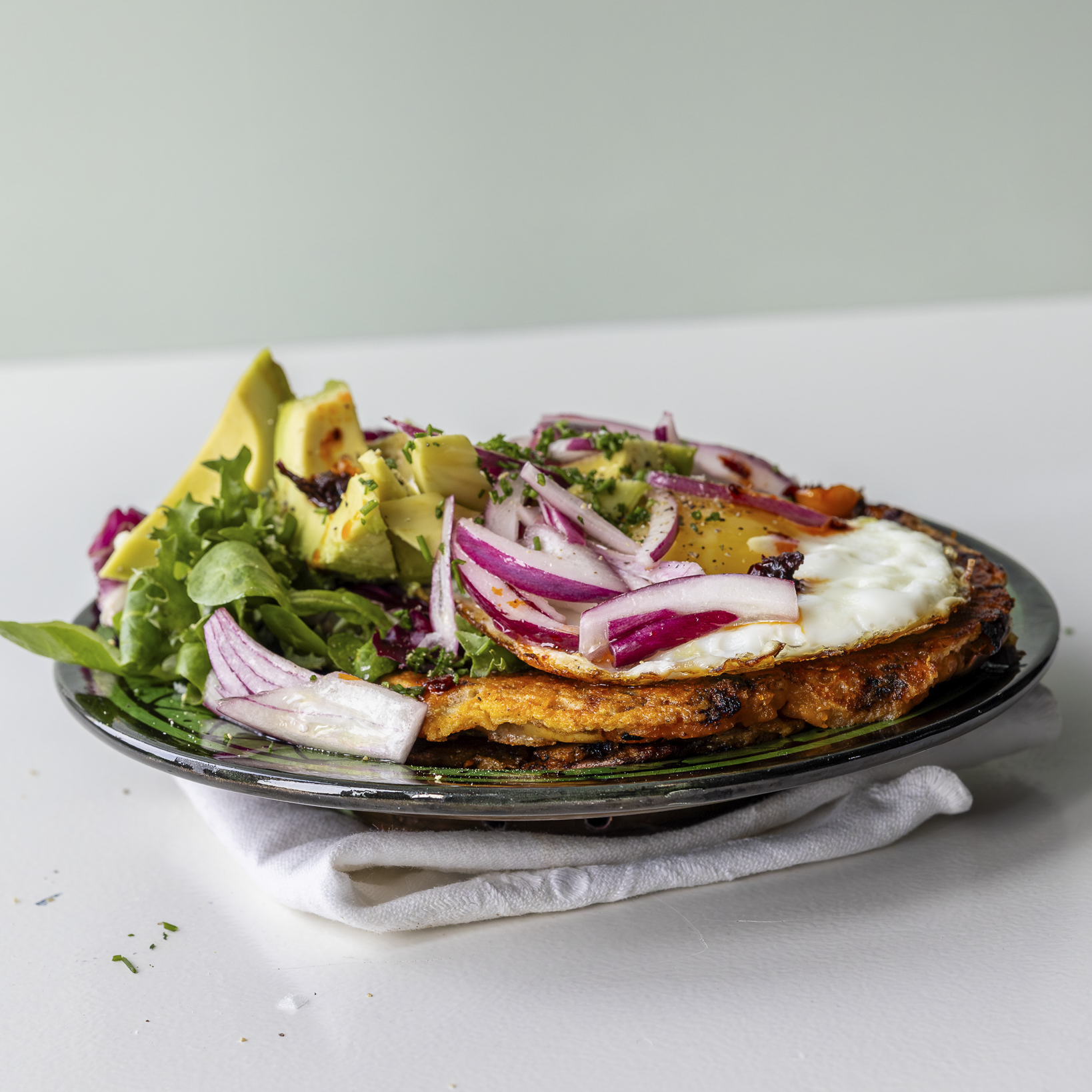 Nem frokost eller aftensmad: Sød kartoffelpandekage med spejlæg og grøntsager